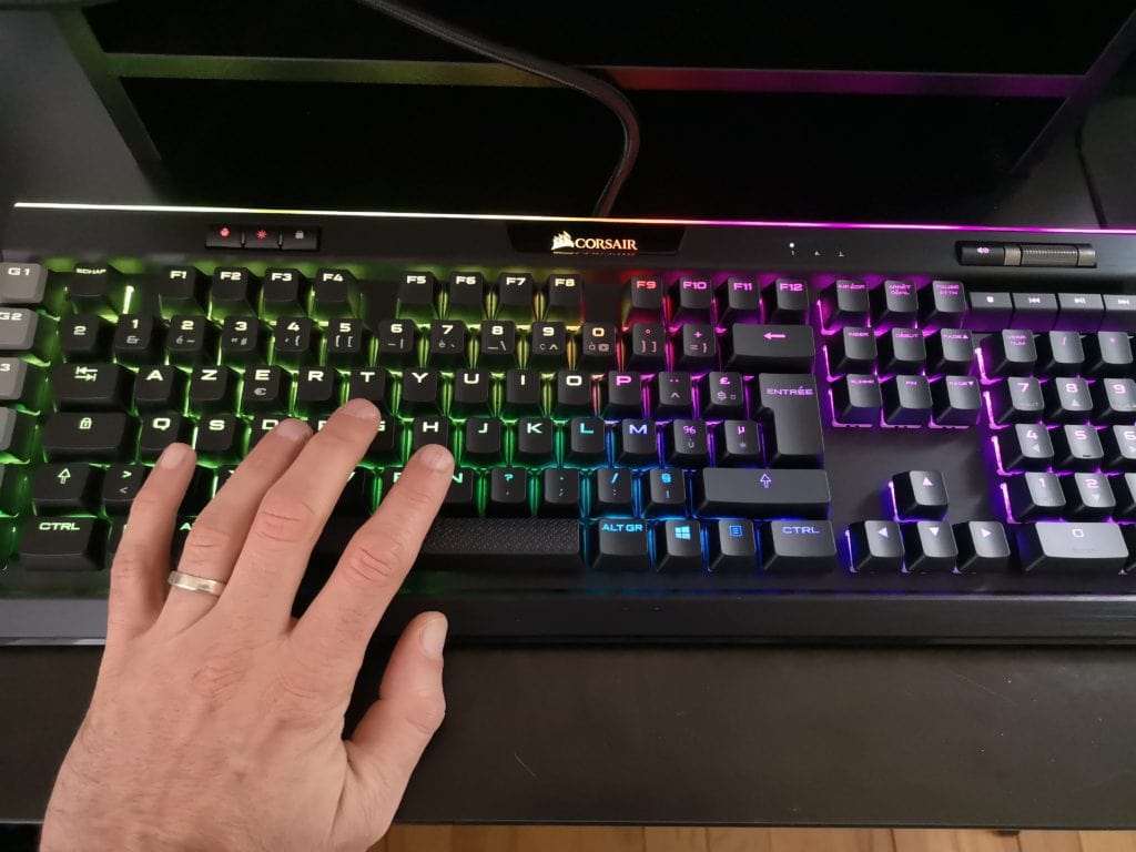 Prueba el reproductor de música Corsair K95 RGB Platinum Cherry MX Speed