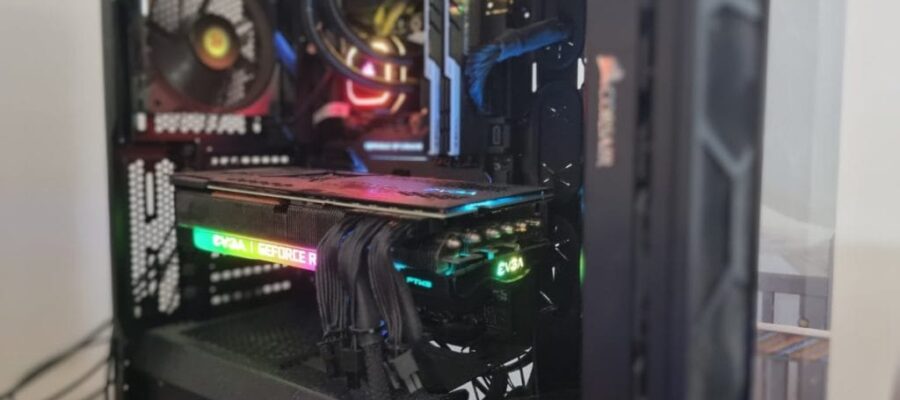 Foto del EVGA RTX 3090 FTW3 Ultra Gaming durante la prueba comparativa