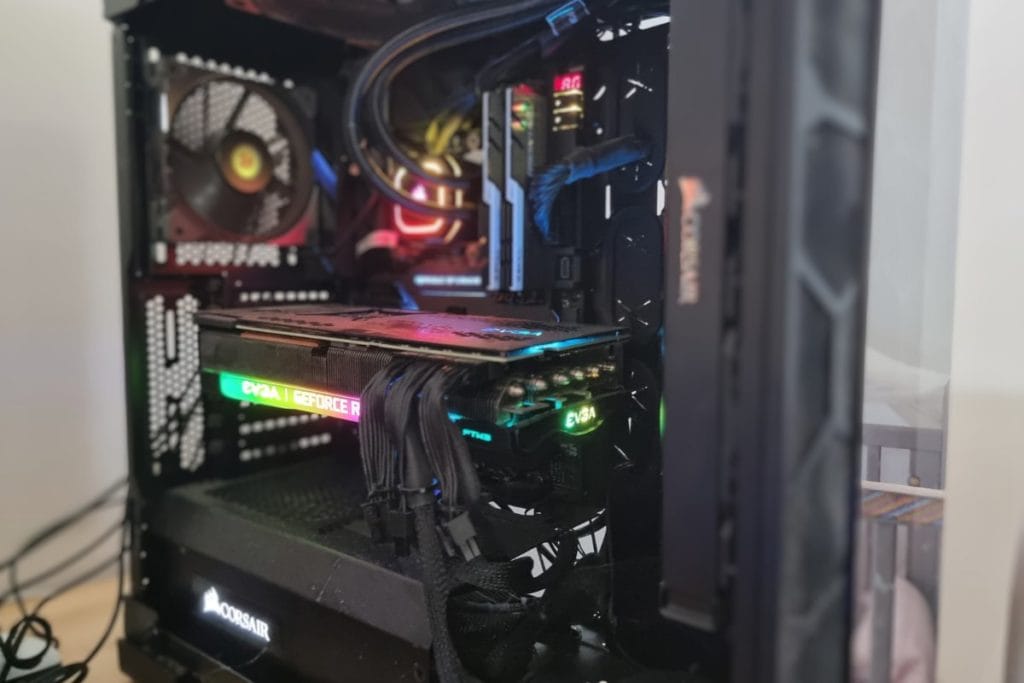 Foto del EVGA RTX 3090 FTW3 Ultra Gaming durante la prueba comparativa