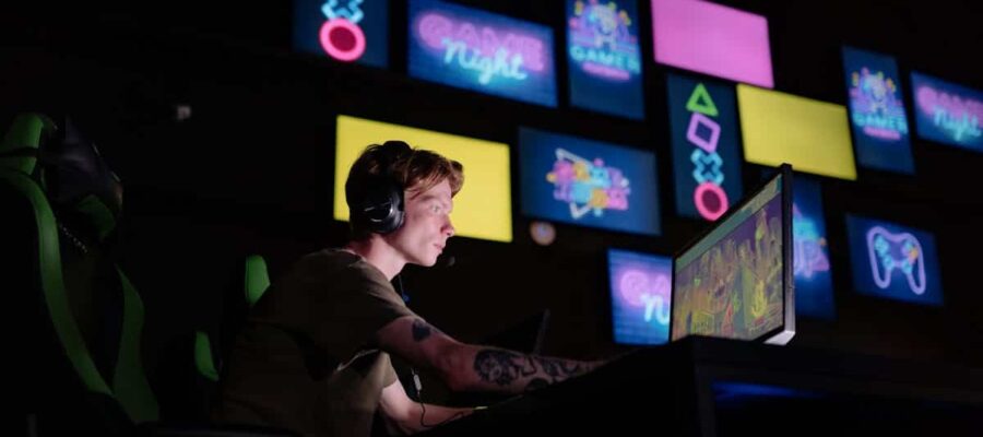 Descubre los secretos del juego con un jugador profesional. Mejora tus habilidades y alcanza nuevas alturas en el mundo de los videojuegos.
